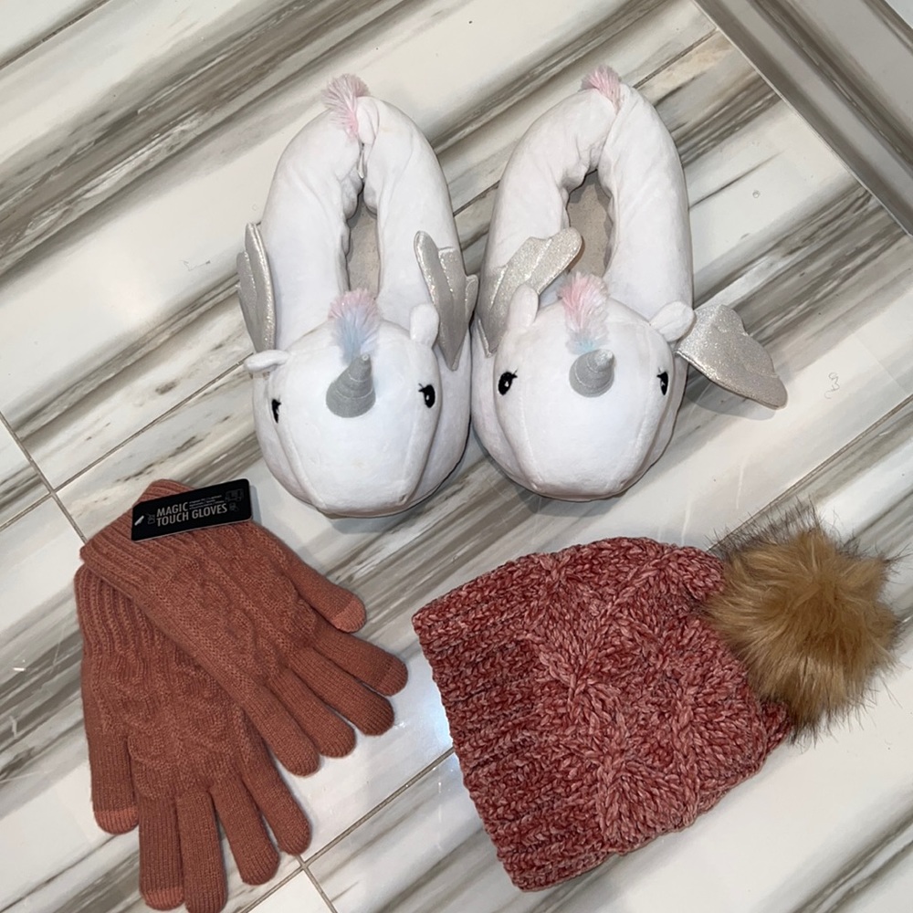 Slippers, tuque and gloves